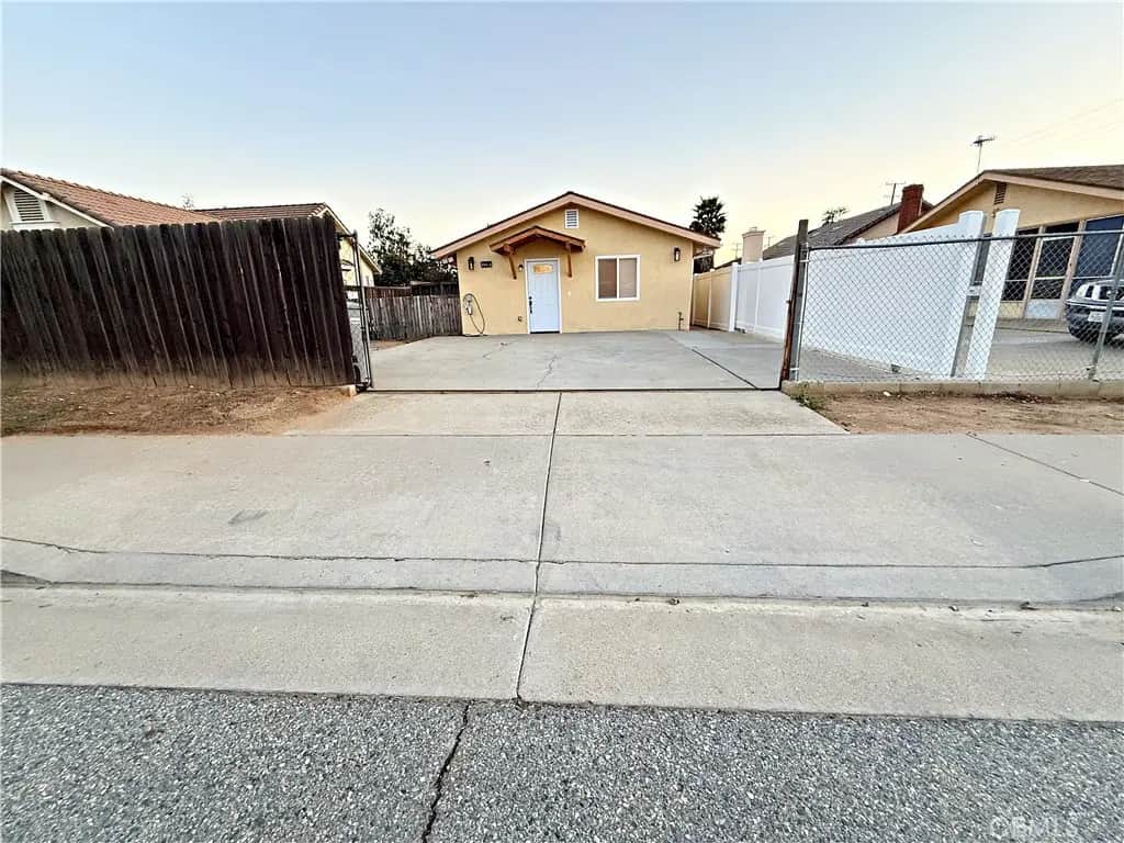 997 4th, Calimesa, CA — listing photo 1