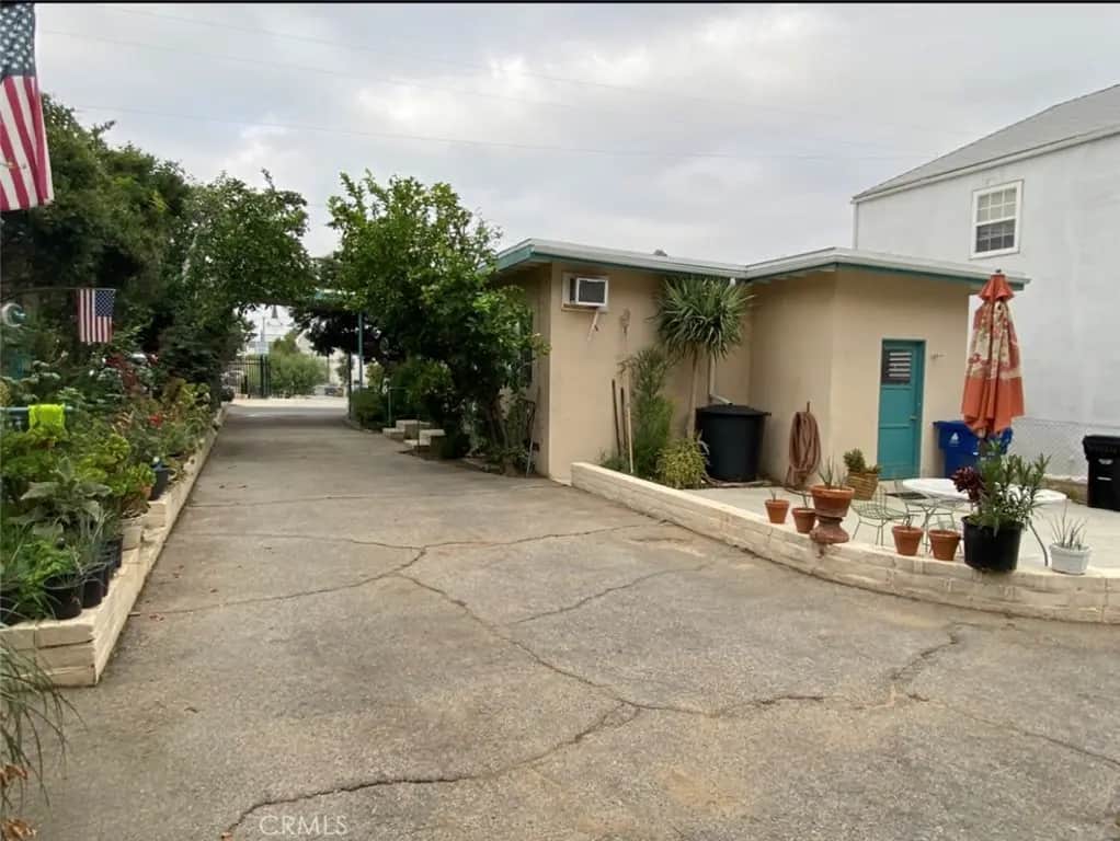 10438 Scoville, Sunland, CA — listing photo 1
