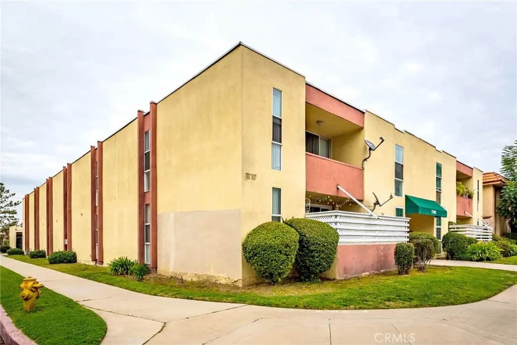 17463 Vanowen Street 10, Van Nuys, CA — listing photo 1