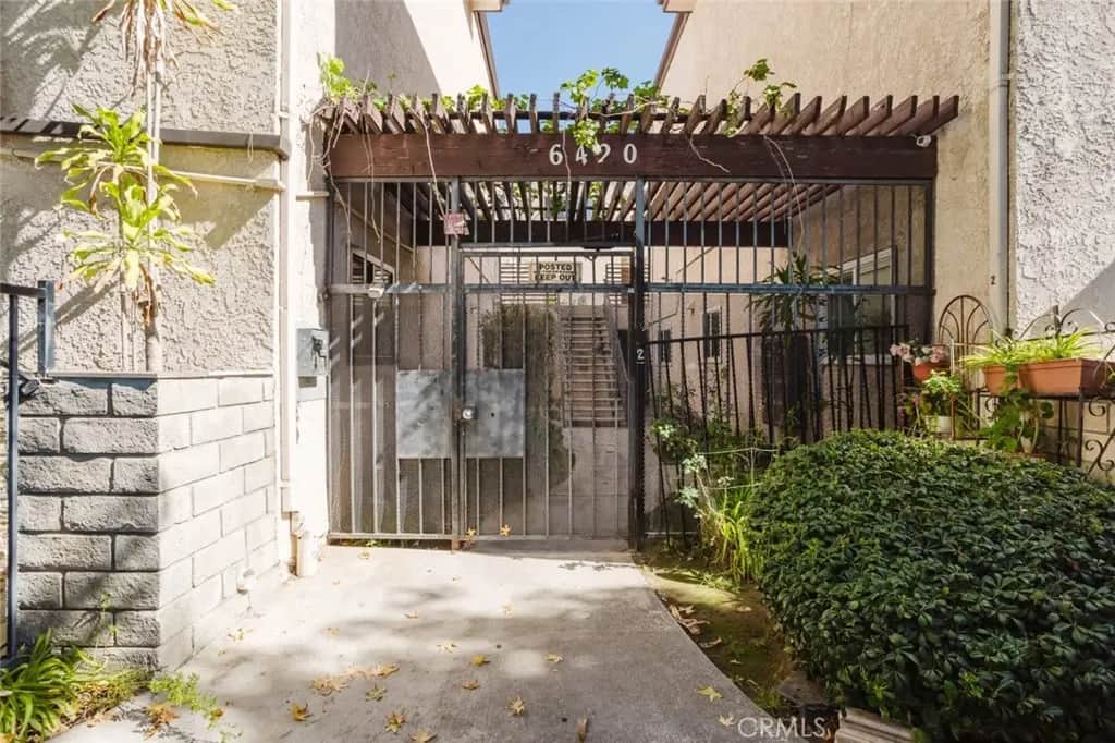 6420 Hazeltine Avenue 4, Van Nuys, CA — listing photo 1
